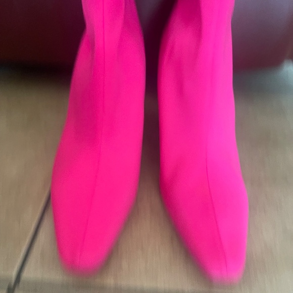 Steve Madden Vakay Neon Fuchsia Stretch Booties SZ 11M - Picture 2 of 9